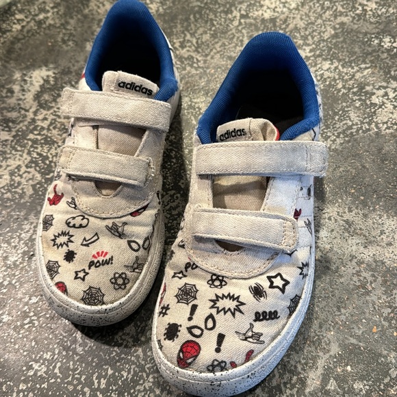 Adidas marvel, Spider-Man boys, Velcro shoes size 2 1/2 - Picture 1 of 4